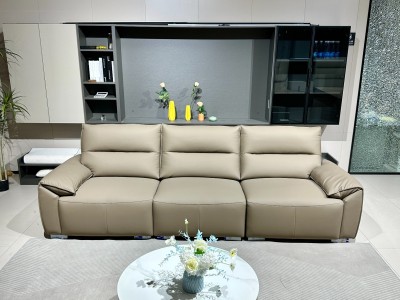 Y9950#卡其色 直排2.72米 特点：生态皮面料，实木宽板框架，海绵坐包， 弹簧底架，高密度海绵，坐感舒适图2