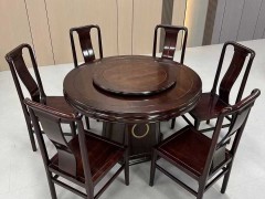 爆款餐桌推荐 品名：乌金木圆桌 规格：1.3/1.5m 材质：乌金木 颜色： 乌金木色 配置：一桌六椅