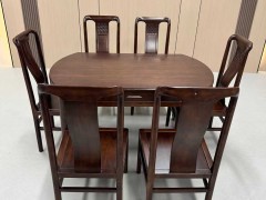 爆款餐桌推荐 品名： 乌金木跳台 规格：1.38/1.5m 材质：乌金木 颜色： 乌金木色 配置：一桌六椅