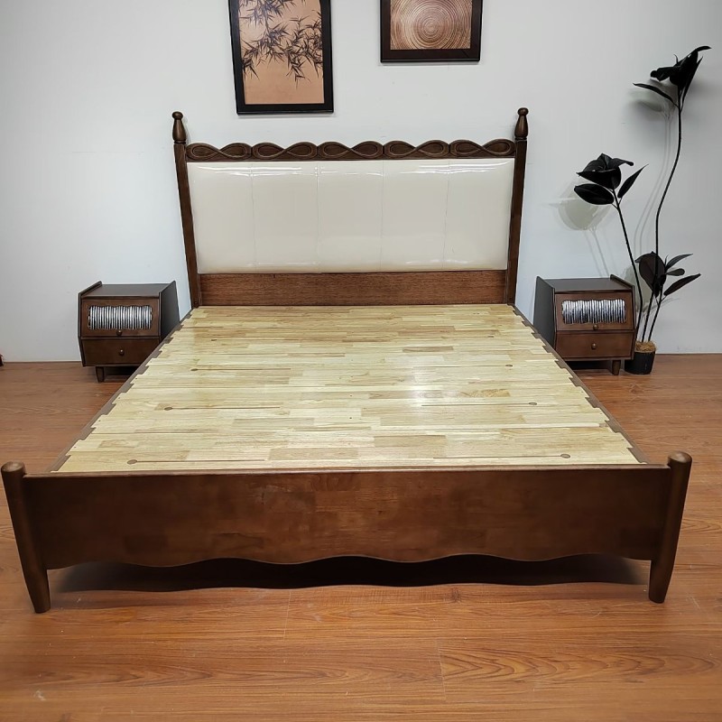 2626＃中古风系列， 规格：1.8*2.0m 颜色：樱桃色+米白皮 材质：全实木框架打造，靠背采用高密度回弹海绵+生态皮，环保油漆！