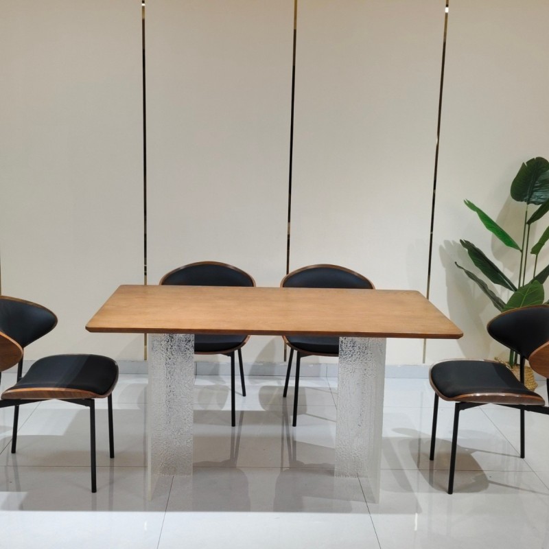 TB-822 西餐桌 （规格）1.2/1.3/1.5/1.6/1.8m （颜色）透明色 （材质）亚克力桌腿，实木贴白蜡木面板厚2.5cm