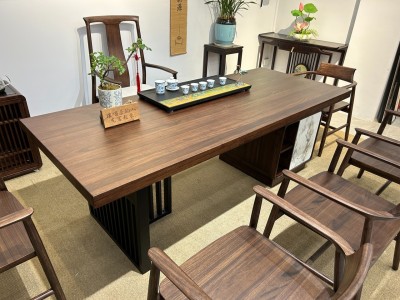 宋式美学《启辰干泡桌》 材质：乌金木 颜色：北美黑胡桃色 尺寸：1.8/2/2.2/2.4/2.6/2.8米，宽88/高75/厚5.5cm图3