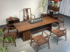 观山大板 风格：宋式美学 颜色：宋式胡桃 尺寸：1.8米、2米、2.2米、2.4米、2.6米、2.8米 配置：座享主椅+禅心副椅+推拉门茶水柜+玻璃炉+木纹石茶盘