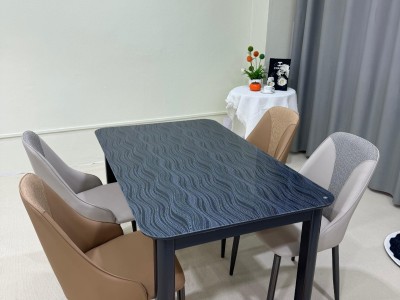 轻奢风西餐桌906# ​台面：雪菱黑玻 ​椅子：F012# F025# 软包椅子图4