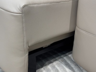 高品质超人气功能沙发来袭 米色 尺寸：直排2.98米 特点：生态皮面料，双推电动功能沙发，海绵坐包，弹簧底架，高密度海绵，坐感舒适！图4