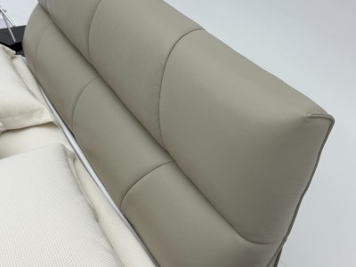 新款605#【进口头层牛皮】 【型号】605# （新款） 【颜色】豆青色 【面料】进口头层牛皮 【尺寸】2200*1900*1130 【配置】8公分SF级松木床边（软质护边工艺）           图6