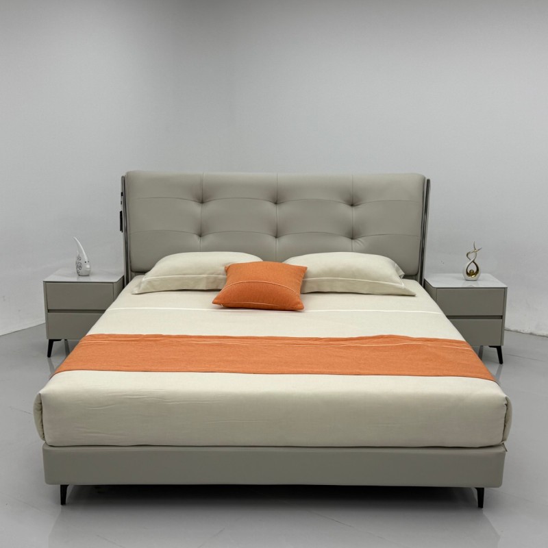 【型号】820# 【面料】生态皮 【配件】五金 【填充】高密度回弹海绵 【配置】8公分多层实木床边，6D满铺床板 【特点】米灰色，床头采用饱满的方格拉扣工艺，将整张软包分割成规整的方格造型，立体感十足