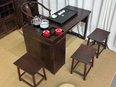 型号: 小岛台 材质: 橡木乌金工艺 颜色: 宋式胡桃色 配置: 单桌【含USB接口】+1主椅+3个元宝凳+养生炉+60*37茶盘【1.2米1.4米伸缩】图3