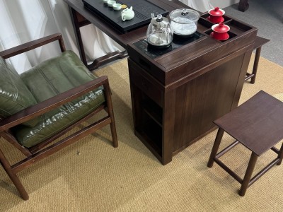 型号: 小岛台 材质: 橡木乌金工艺 颜色: 宋式胡桃色 配置: 单桌【含USB接口】+1主椅+3个元宝凳+养生炉+60*37茶盘【1.2米1.4米伸缩】图7