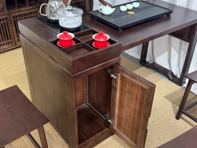 型号: 小岛台 材质: 橡木乌金工艺 颜色: 宋式胡桃色 配置: 单桌【含USB接口】+1主椅+3个元宝凳+养生炉+60*37茶盘【1.2米1.4米伸缩】图9