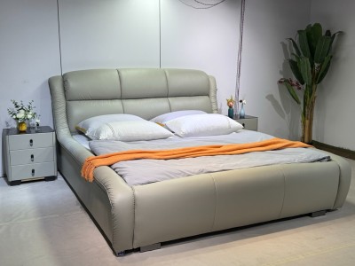 【型号】8831新品上市（专利产品） 【颜色］浅灰色 【面料】生态真皮 【外框】长2.42宽2.15高1.16，床边高40加床头柜总宽度3.07 【特点】新品设计：独家专利款软床，市场差异化，不易撞款图4