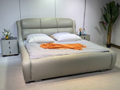 【型号】8831新品上市（专利产品） 【颜色］浅灰色 【面料】生态真皮 【外框】长2.42宽2.15高1.16，床边高40加床头柜总宽度3.07 【特点】新品设计：独家专利款软床，市场差异化，不易撞款图8