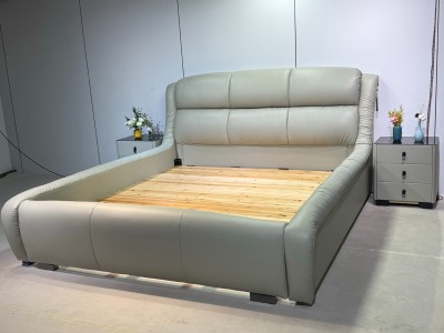 【型号】8831新品上市（专利产品） 【颜色］浅灰色 【面料】生态真皮 【外框】长2.42宽2.15高1.16，床边高40加床头柜总宽度3.07 【特点】新品设计：独家专利款软床，市场差异化，不易撞款图6