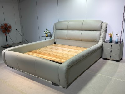 【型号】8831新品上市（专利产品） 【颜色］浅灰色 【面料】生态真皮 【外框】长2.42宽2.15高1.16，床边高40加床头柜总宽度3.07 【特点】新品设计：独家专利款软床，市场差异化，不易撞款图7