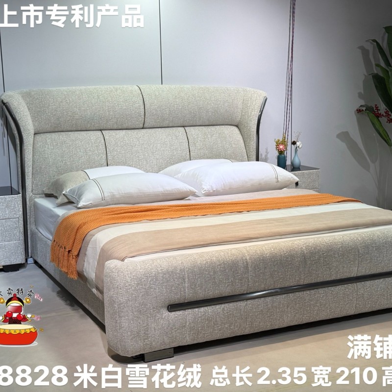 【型号】8828# 【颜色】米白 【面料】雪花绒 【配置】满铺床板，可配松木 【外框】宽210高1.22长2.35 【特点】床头带五金，超柔高密度海绵、两抽屉环保升级床、大岩板更显高端大气、完美舒适设