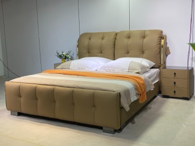 【型号】8830新品上市（专利产品） 【颜色］卡其色 【面料】生态真皮 【外框】长2.3宽1.90高1.16 【特点】新品设计：独家专利款软床，市面少见，不易撞款，品质与设计双重保障。 满铺床板+双龙图2