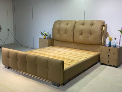 【型号】8830新品上市（专利产品） 【颜色］卡其色 【面料】生态真皮 【外框】长2.3宽1.90高1.16 【特点】新品设计：独家专利款软床，市面少见，不易撞款，品质与设计双重保障。 满铺床板+双龙图5