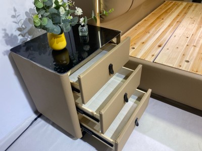【型号】8830新品上市（专利产品） 【颜色］卡其色 【面料】生态真皮 【外框】长2.3宽1.90高1.16 【特点】新品设计：独家专利款软床，市面少见，不易撞款，品质与设计双重保障。 满铺床板+双龙图8