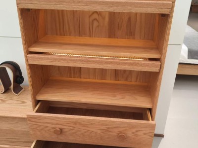 北美红橡翻门餐边立柜 尺寸：长80×深39×高125cm 长虹翻门设计，防尘又透光，内里收纳一目了 下方双抽屉，杂物、茶具分开规整收纳 天然橡木纹理温润细腻，客厅、书房都适配，原木风氛围感好物图4