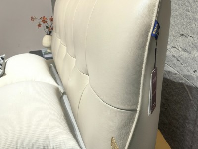 意大利进口牛皮系列 【型号】8805# 环保系列 【颜色】米白色 【面料】意大利头层牛皮 【外框】225*185*118 【床边】4*15公分松木贴3公分绿色高弹海绵 【床板】3*20公分 7块/图7