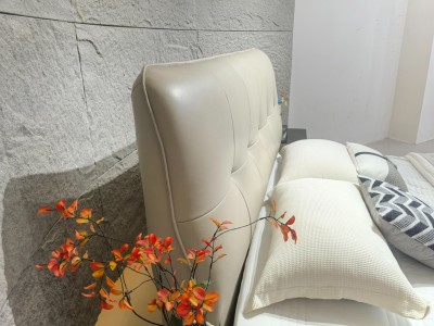 意大利进口牛皮系列 【型号】8805# 环保系列 【颜色】米白色 【面料】意大利头层牛皮 【外框】225*185*118 【床边】4*15公分松木贴3公分绿色高弹海绵 【床板】3*20公分 7块/图6