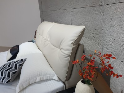 意大利进口牛皮系列 【型号】Top6♻️环保系列 【颜色】象牙白 【面料】意大利头层牛皮 【外框】226*185*116 【床边】4*15公分松木贴3公分绿色高弹海绵 【床板】2.5*20公分 7块/图8