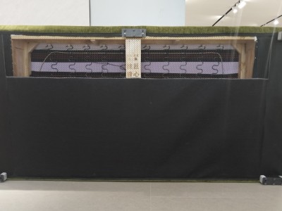 新品小户型慵懒沙发上新 复古橄榄绿雪尼尔面料 型号：C6812# 橄榄绿 尺寸：直排2.1米 特点：雪尼尔棉麻面料，实木框架，海绵坐垫，弹簧底架，高密度海绵，坐感舒适！图4
